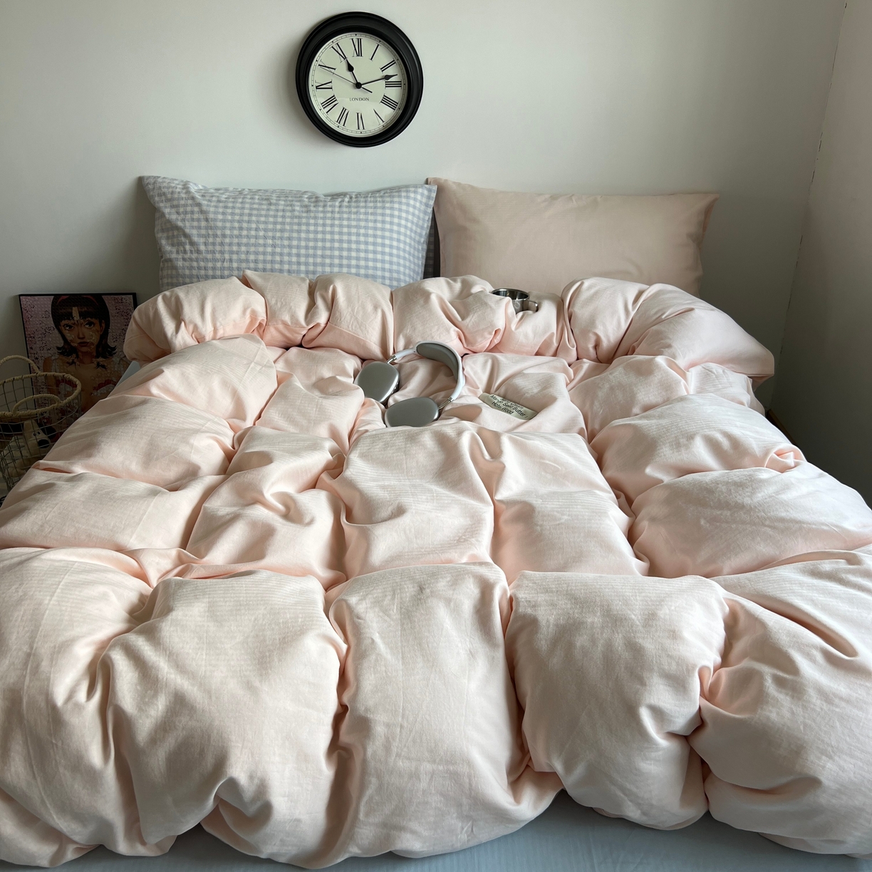 91家纺网 家纺一手货源 找家纺 蜜宿 2025新款全棉人字纹四件套（蜜糖少女） 蜜糖少女（蓝小格混搭樱粉）