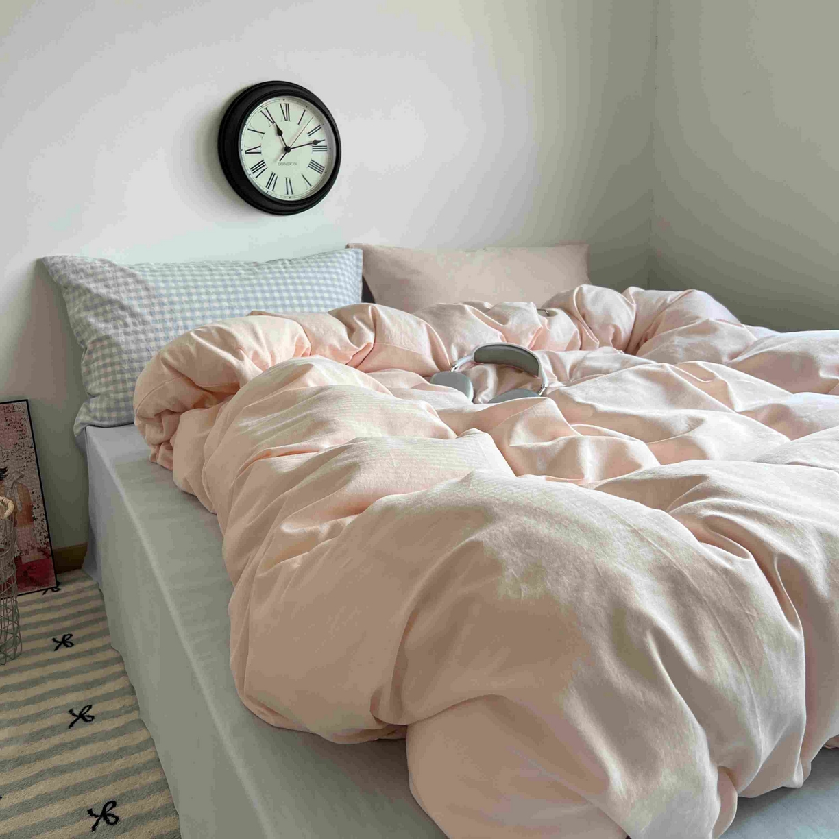 91家纺网 家纺一手货源 找家纺 蜜宿 2025新款全棉人字纹四件套（蜜糖少女） 蜜糖少女（蓝小格混搭樱粉）