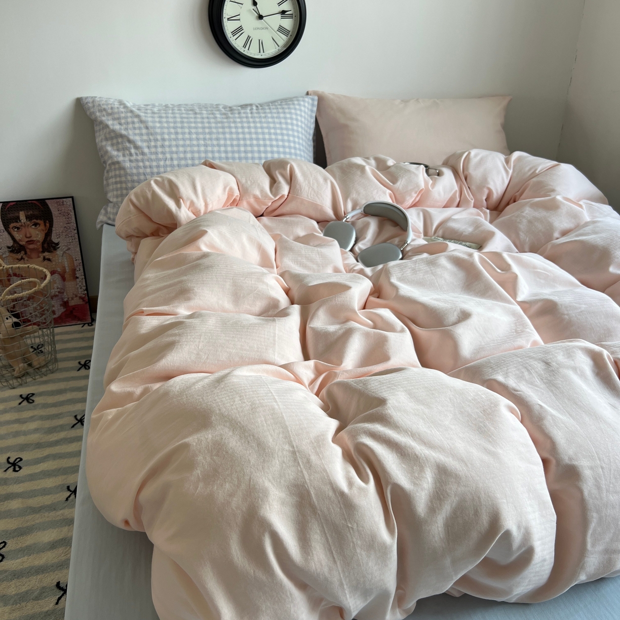 91家纺网 家纺一手货源 找家纺 蜜宿 2025新款全棉人字纹四件套（蜜糖少女） 蜜糖少女（蓝小格混搭樱粉）