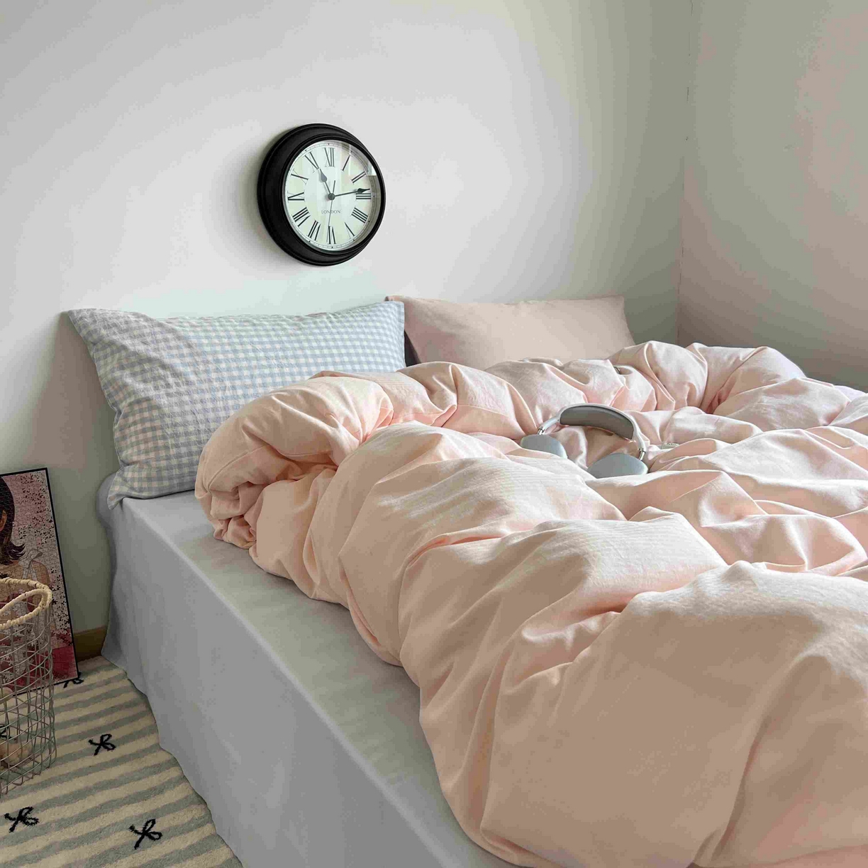 91家纺网 家纺一手货源 找家纺 蜜宿 2025新款全棉人字纹四件套（蜜糖少女） 蜜糖少女（蓝小格混搭樱粉）