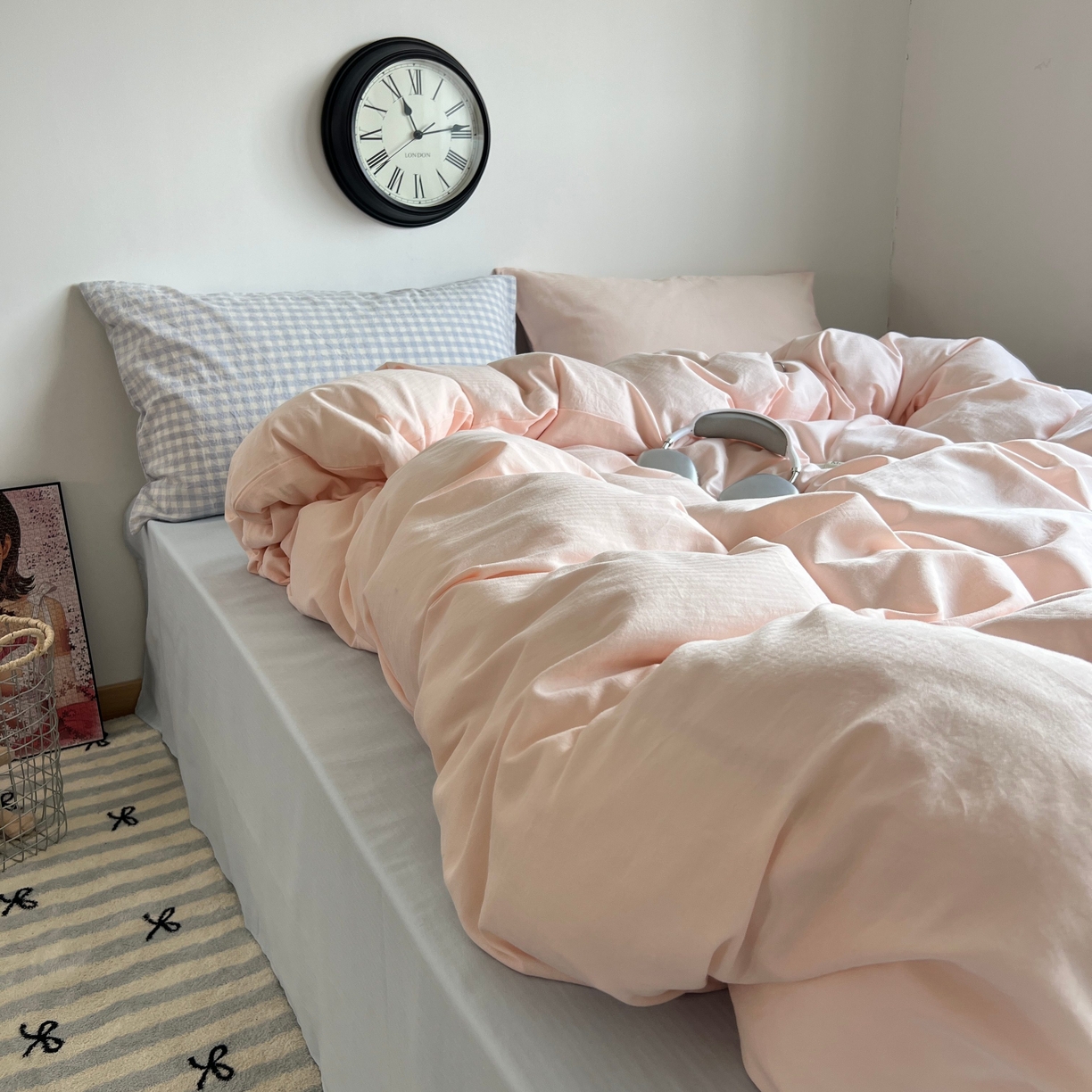 91家纺网 家纺一手货源 找家纺 蜜宿 2025新款全棉人字纹四件套（蜜糖少女） 蜜糖少女（蓝小格混搭樱粉）