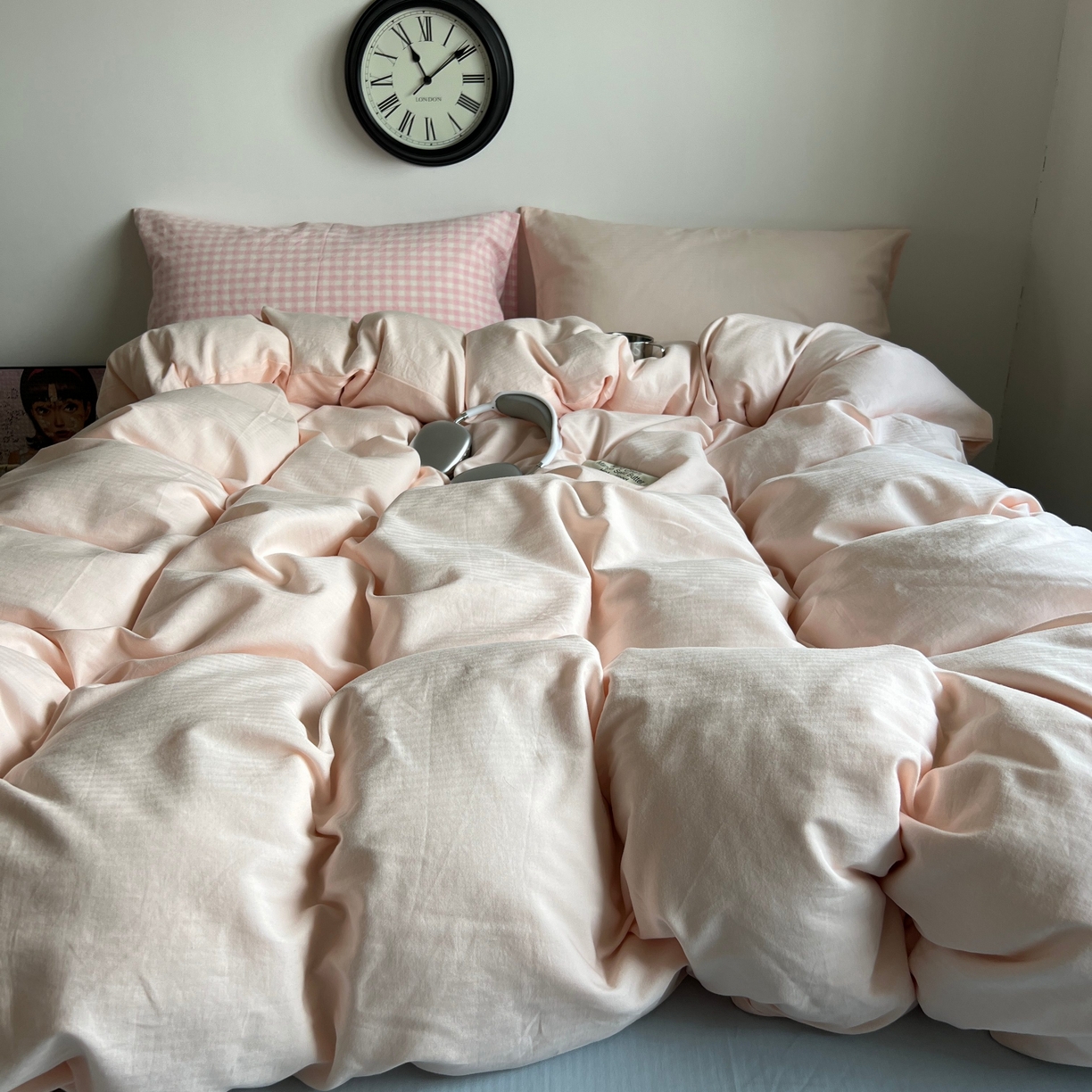 91家纺网 家纺一手货源 找家纺 蜜宿 2025新款全棉人字纹四件套（蜜糖少女） 蜜糖少女（粉小格混搭樱粉）