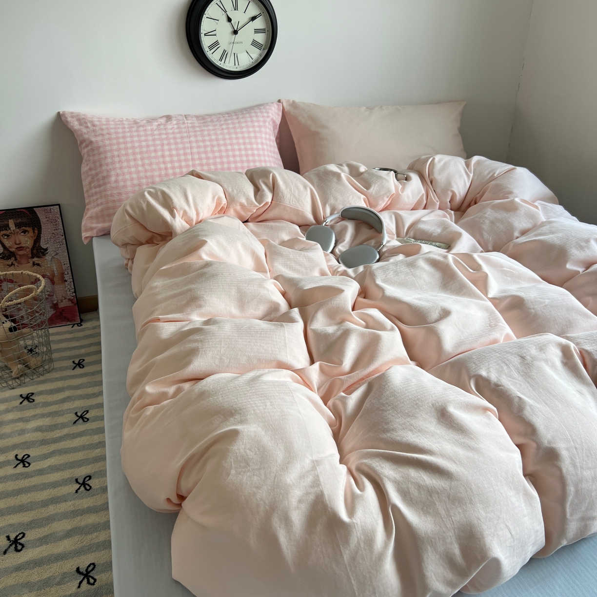 91家纺网 家纺一手货源 找家纺 蜜宿 2025新款全棉人字纹四件套（蜜糖少女） 蜜糖少女（粉小格混搭樱粉）