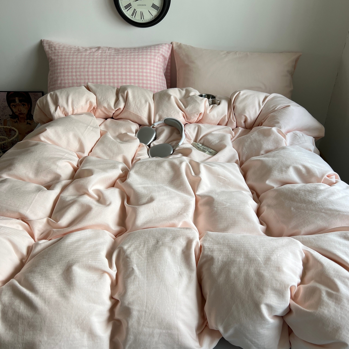 91家纺网 家纺一手货源 找家纺 蜜宿 2025新款全棉人字纹四件套（蜜糖少女） 蜜糖少女（粉小格混搭樱粉）