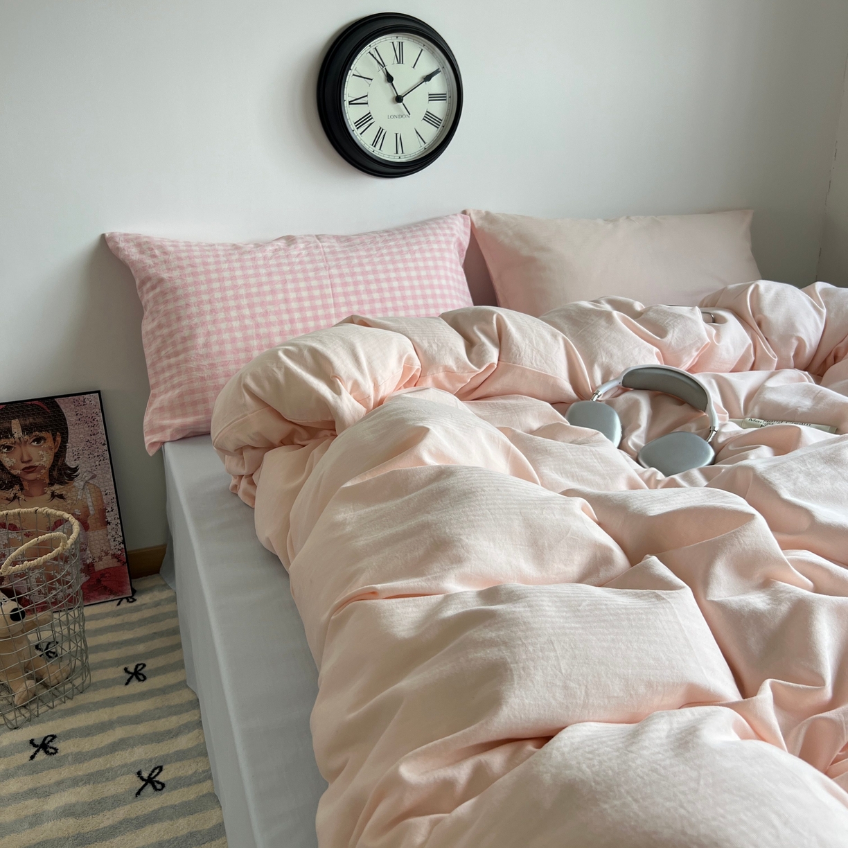 91家纺网 家纺一手货源 找家纺 蜜宿 2025新款全棉人字纹四件套（蜜糖少女） 蜜糖少女（粉小格混搭樱粉）