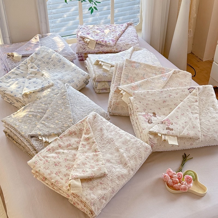 91家纺网 家纺一手货源 找家纺 眠博士 2025新款双层纱印花雪纺夏被  叠拍图（仅供参考）