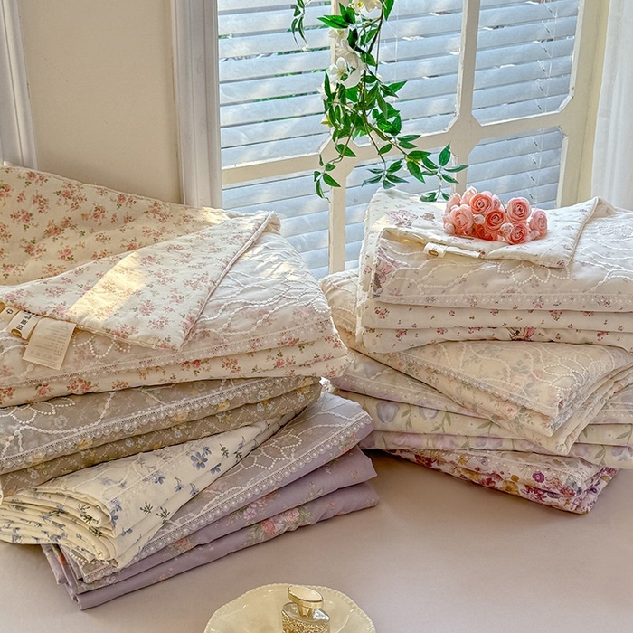 91家纺网 家纺一手货源 找家纺 眠博士 2025新款双层纱印花雪纺夏被  叠拍图（仅供参考）