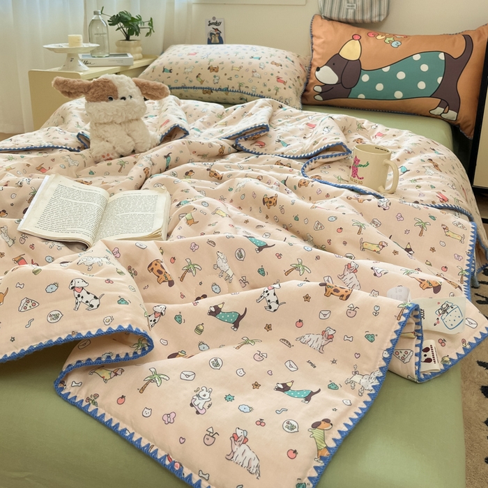 91家纺网 家纺一手货源 找家纺 沐辰 2025新款全棉双层纱贝壳边A类夏被 度假狗狗