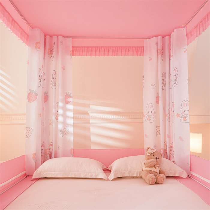 91家纺网 家纺一手货源 找家纺 浪幔纱蚊帐 2025新款A类可拆卸床单全底防摔蚊帐遮光床帘一体式回底拉链坐床 草莓小兔【回底款】