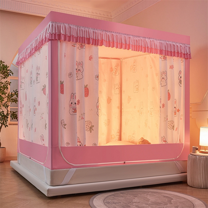 91家纺网 家纺一手货源 找家纺 浪幔纱蚊帐 2025新款A类可拆卸床单全底防摔蚊帐遮光床帘一体式回底拉链坐床 草莓小兔【回底款】