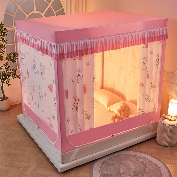 91家纺网 家纺一手货源 找家纺 浪幔纱蚊帐 2025新款A类可拆卸床单全底防摔蚊帐遮光床帘一体式回底拉链坐床 草莓小兔【回底款】