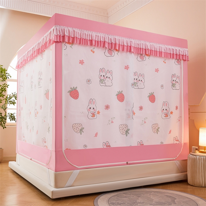 91家纺网 家纺一手货源 找家纺 浪幔纱蚊帐 2025新款A类可拆卸床单全底防摔蚊帐遮光床帘一体式回底拉链坐床 草莓小兔【回底款】