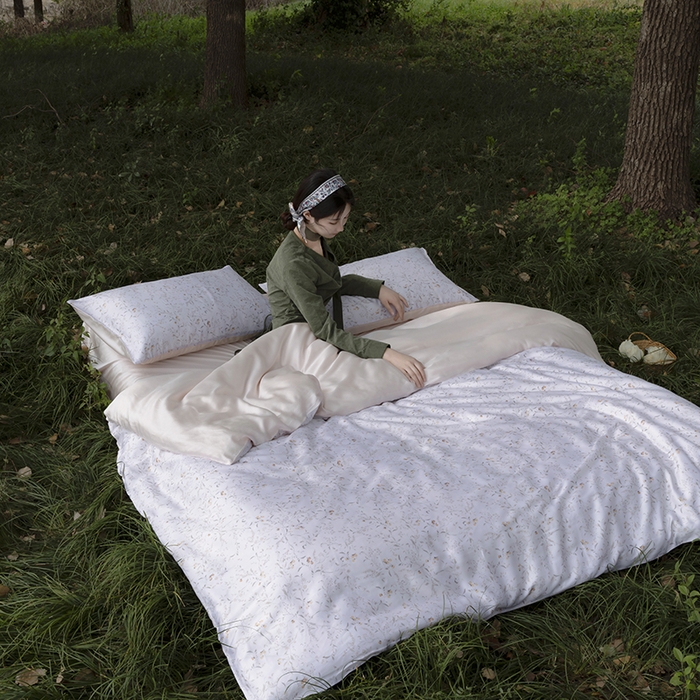 91家纺网 家纺一手货源 找家纺 咏绒家纺工厂店 2025新款A类奥地利进口天丝轻奢花卉款四件套系列 慕沙白-风格一