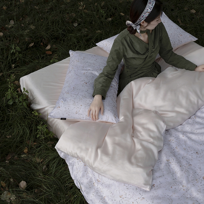 91家纺网 家纺一手货源 找家纺 咏绒家纺工厂店 2025新款A类奥地利进口天丝轻奢花卉款四件套系列 慕沙白-风格一