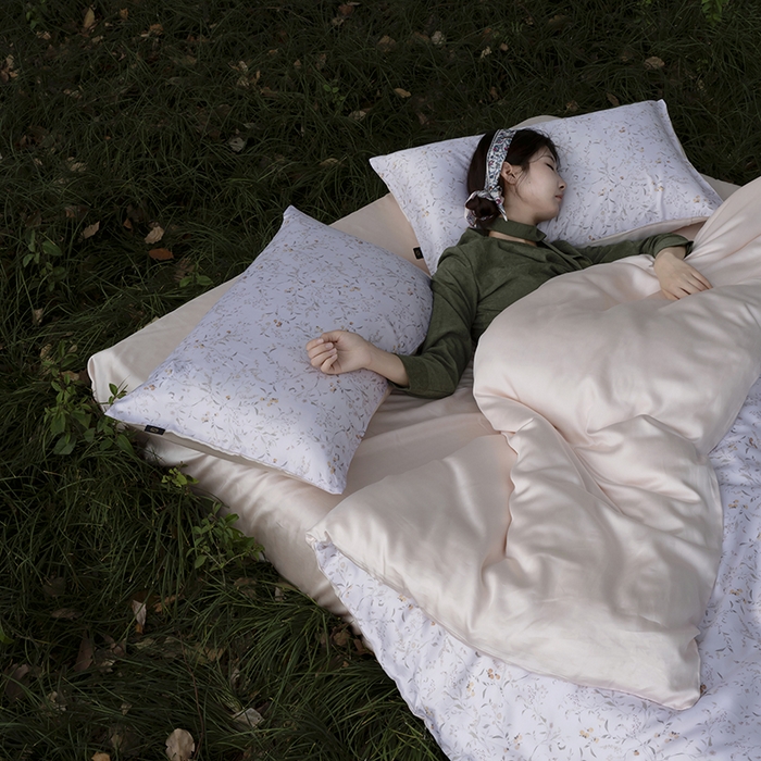 91家纺网 家纺一手货源 找家纺 咏绒家纺工厂店 2025新款A类奥地利进口天丝轻奢花卉款四件套系列 慕沙白-风格一