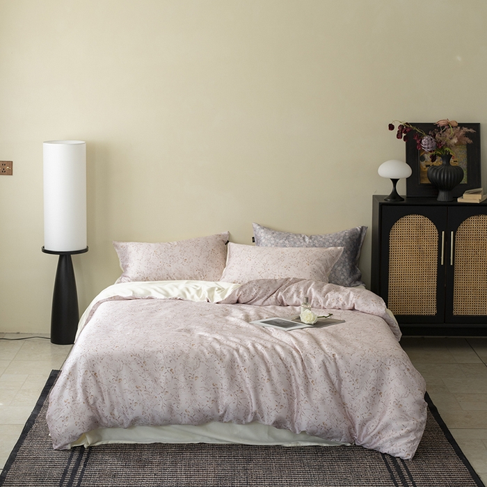 91家纺网 家纺一手货源 找家纺 咏绒家纺工厂店 2025新款A类奥地利进口天丝轻奢花卉款四件套系列 慕沙粉-风格一