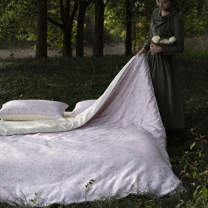 91家纺网 家纺一手货源 找家纺 咏绒家纺工厂店 2025新款A类奥地利进口天丝轻奢花卉款四件套系列 慕沙粉-风格一