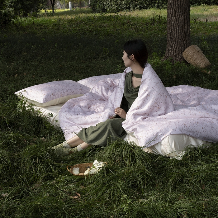 91家纺网 家纺一手货源 找家纺 咏绒家纺工厂店 2025新款A类奥地利进口天丝轻奢花卉款四件套系列 慕沙粉-风格一