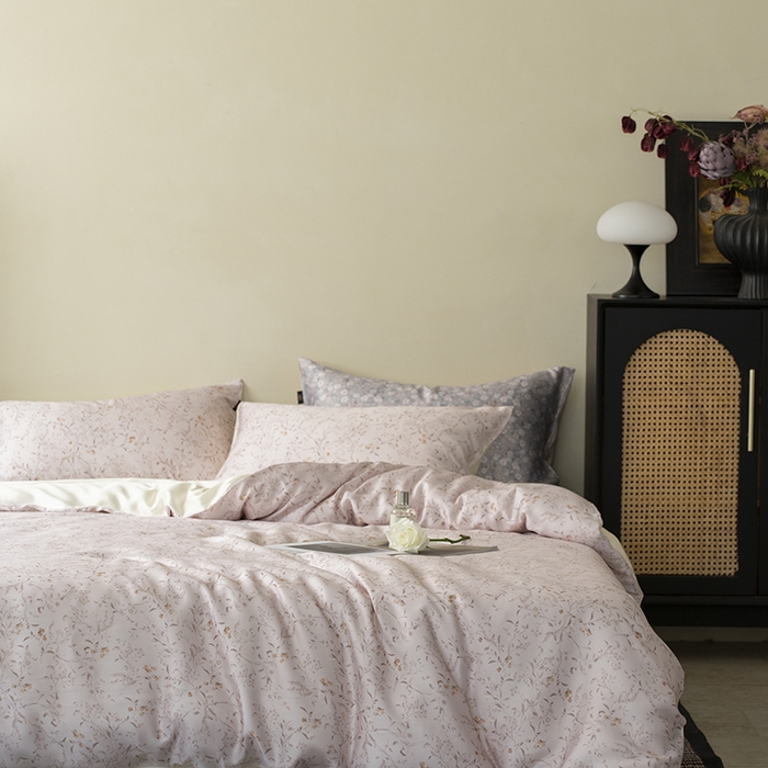 91家纺网 家纺一手货源 找家纺 咏绒家纺工厂店 2025新款A类奥地利进口天丝轻奢花卉款四件套系列 慕沙粉-风格一