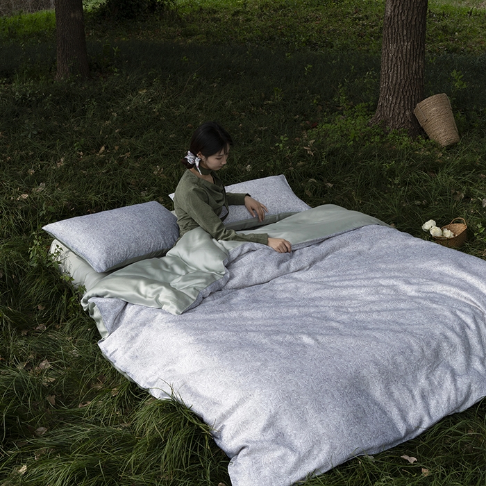 91家纺网 家纺一手货源 找家纺 咏绒家纺工厂店 2025新款A类奥地利进口天丝轻奢花卉款四件套系列 晚风浅灰-风格一