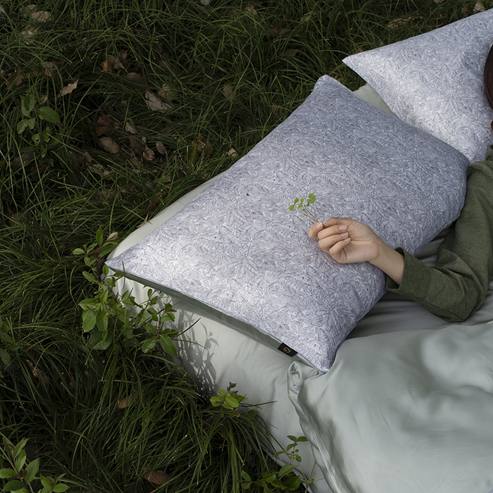 91家纺网 家纺一手货源 找家纺 咏绒家纺工厂店 2025新款A类奥地利进口天丝轻奢花卉款四件套系列 晚风浅灰-风格一