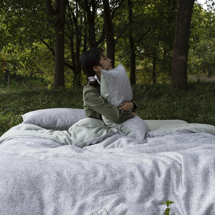 91家纺网 家纺一手货源 找家纺 咏绒家纺工厂店 2025新款A类奥地利进口天丝轻奢花卉款四件套系列 晚风浅灰-风格一