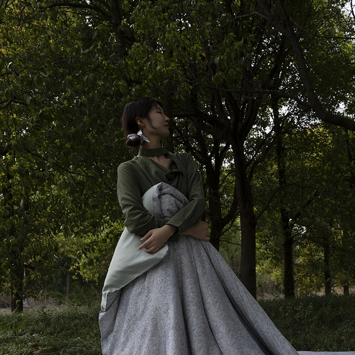 91家纺网 家纺一手货源 找家纺 咏绒家纺工厂店 2025新款A类奥地利进口天丝轻奢花卉款四件套系列 晚风浅灰-风格一