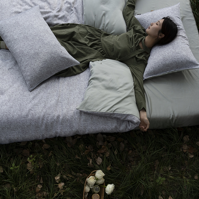 91家纺网 家纺一手货源 找家纺 咏绒家纺工厂店 2025新款A类奥地利进口天丝轻奢花卉款四件套系列 晚风浅灰-风格一