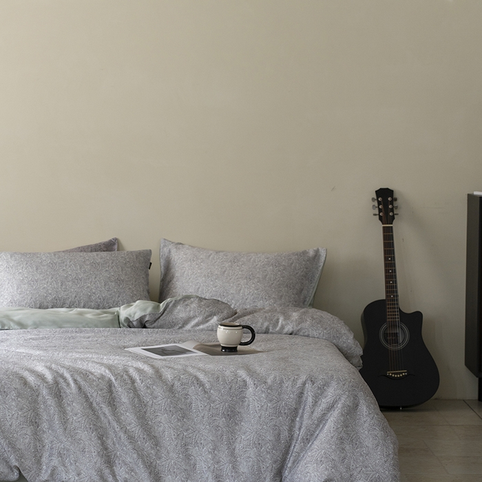 91家纺网 家纺一手货源 找家纺 咏绒家纺工厂店 2025新款A类奥地利进口天丝轻奢花卉款四件套系列 晚风浅灰-风格一