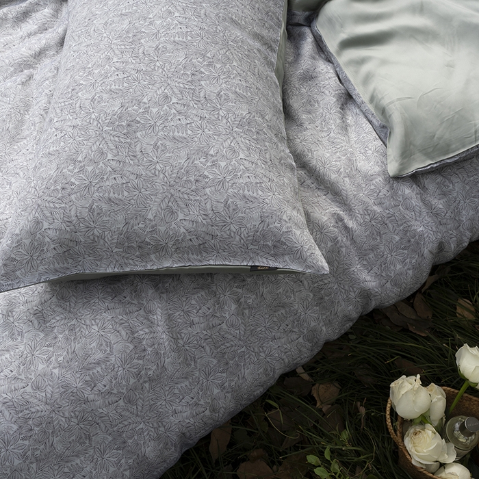 91家纺网 家纺一手货源 找家纺 咏绒家纺工厂店 2025新款A类奥地利进口天丝轻奢花卉款四件套系列 晚风浅灰-风格一