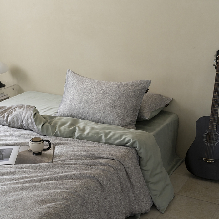 91家纺网 家纺一手货源 找家纺 咏绒家纺工厂店 2025新款A类奥地利进口天丝轻奢花卉款四件套系列 晚风浅灰-风格一