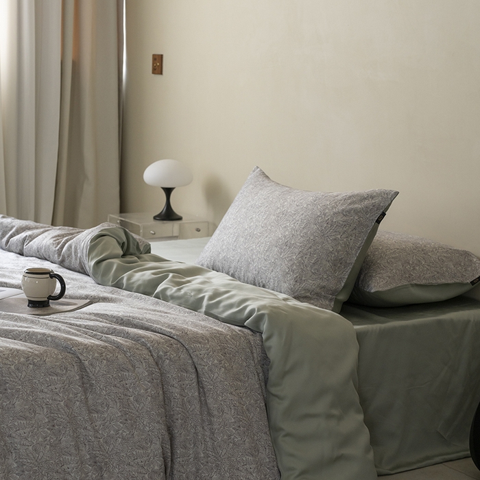 91家纺网 家纺一手货源 找家纺 咏绒家纺工厂店 2025新款A类奥地利进口天丝轻奢花卉款四件套系列 晚风浅灰-风格一