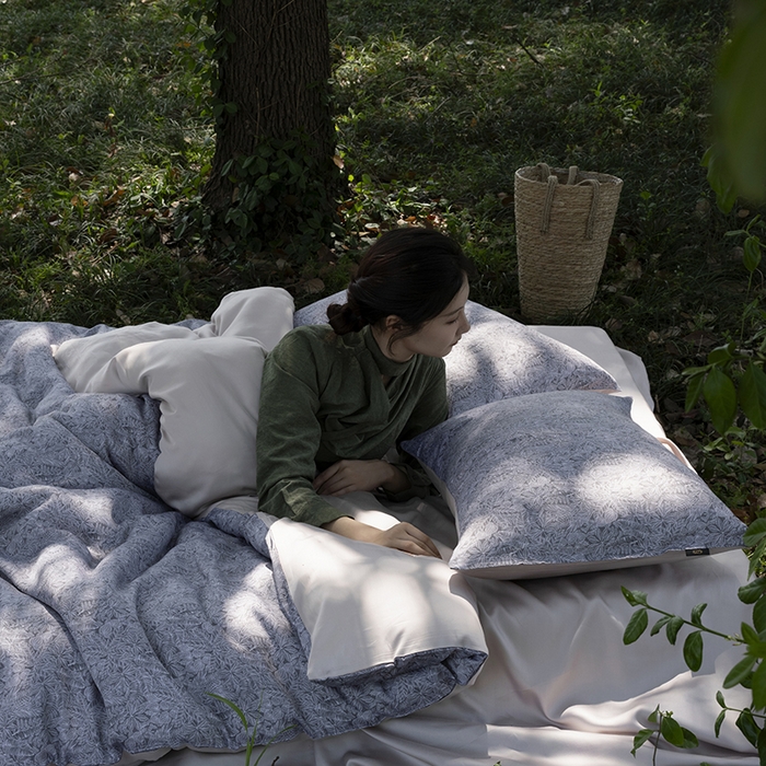 91家纺网 家纺一手货源 找家纺 咏绒家纺工厂店 2025新款A类奥地利进口天丝轻奢花卉款四件套系列 晚风深灰-风格一