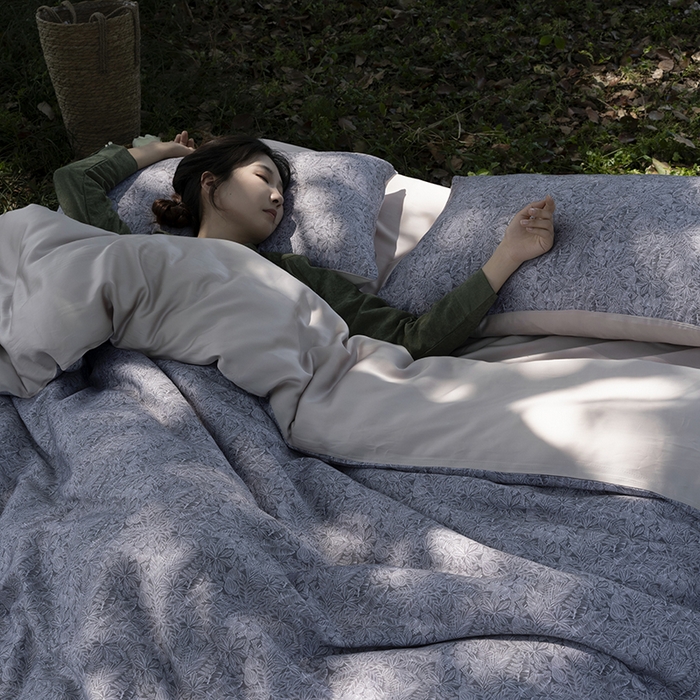 91家纺网 家纺一手货源 找家纺 咏绒家纺工厂店 2025新款A类奥地利进口天丝轻奢花卉款四件套系列 晚风深灰-风格一