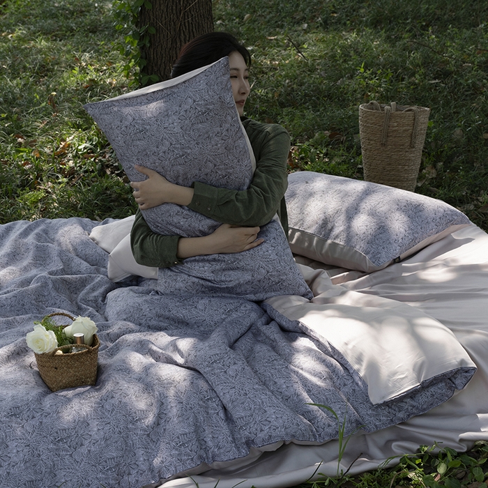 91家纺网 家纺一手货源 找家纺 咏绒家纺工厂店 2025新款A类奥地利进口天丝轻奢花卉款四件套系列 晚风深灰-风格一