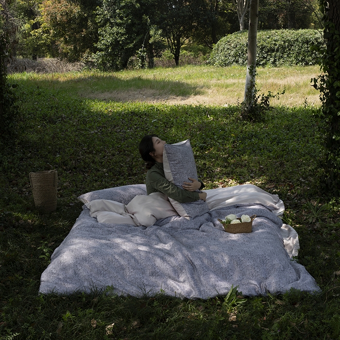 91家纺网 家纺一手货源 找家纺 咏绒家纺工厂店 2025新款A类奥地利进口天丝轻奢花卉款四件套系列 晚风深灰-风格一