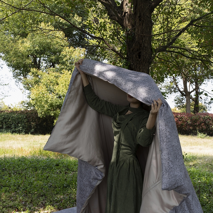 91家纺网 家纺一手货源 找家纺 咏绒家纺工厂店 2025新款A类奥地利进口天丝轻奢花卉款四件套系列 晚风深灰-风格一