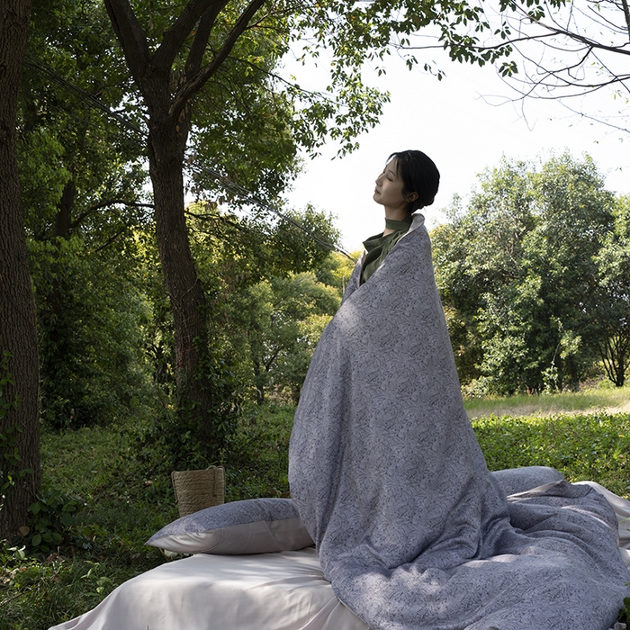 91家纺网 家纺一手货源 找家纺 咏绒家纺工厂店 2025新款A类奥地利进口天丝轻奢花卉款四件套系列 晚风深灰-风格一