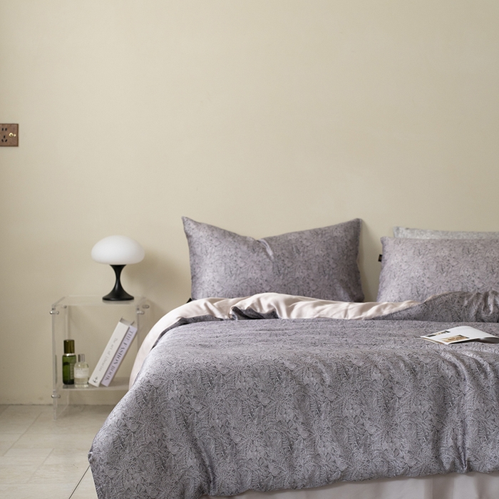 91家纺网 家纺一手货源 找家纺 咏绒家纺工厂店 2025新款A类奥地利进口天丝轻奢花卉款四件套系列 晚风深灰-风格一