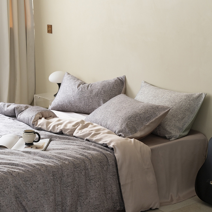 91家纺网 家纺一手货源 找家纺 咏绒家纺工厂店 2025新款A类奥地利进口天丝轻奢花卉款四件套系列 晚风深灰-风格一