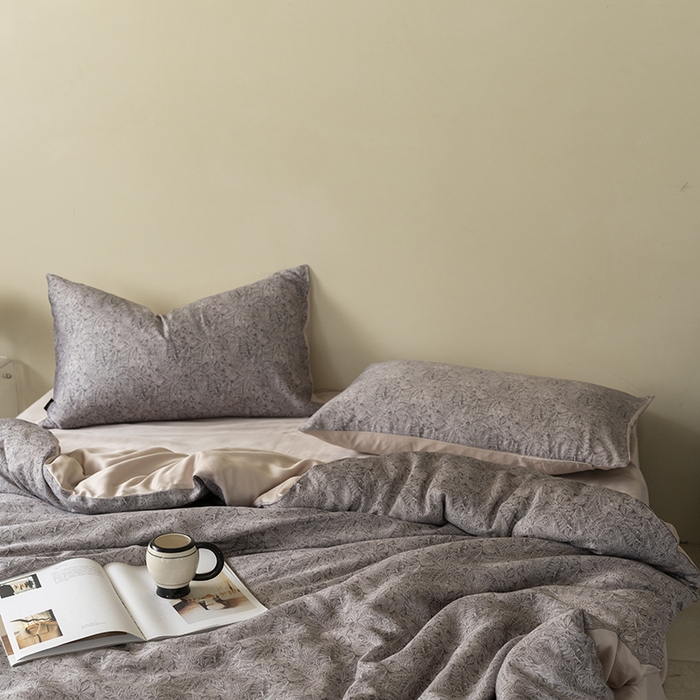 91家纺网 家纺一手货源 找家纺 咏绒家纺工厂店 2025新款A类奥地利进口天丝轻奢花卉款四件套系列 晚风深灰-风格一