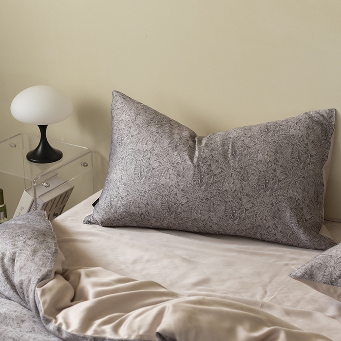 91家纺网 家纺一手货源 找家纺 咏绒家纺工厂店 2025新款A类奥地利进口天丝轻奢花卉款四件套系列 晚风深灰-风格一