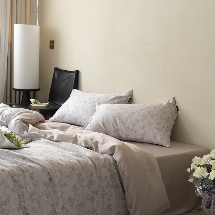 91家纺网 家纺一手货源 找家纺 咏绒家纺工厂店 2025新款A类奥地利进口天丝轻奢花卉款四件套系列 星芙灰-风格一