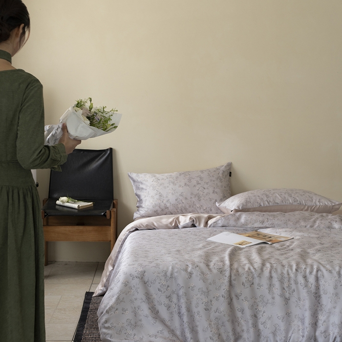 91家纺网 家纺一手货源 找家纺 咏绒家纺工厂店 2025新款A类奥地利进口天丝轻奢花卉款四件套系列 星芙灰-风格一