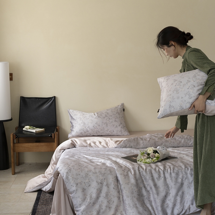 91家纺网 家纺一手货源 找家纺 咏绒家纺工厂店 2025新款A类奥地利进口天丝轻奢花卉款四件套系列 星芙灰-风格一