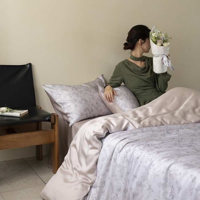 91家纺网 家纺一手货源 找家纺 咏绒家纺工厂店 2025新款A类奥地利进口天丝轻奢花卉款四件套系列 星芙灰-风格一