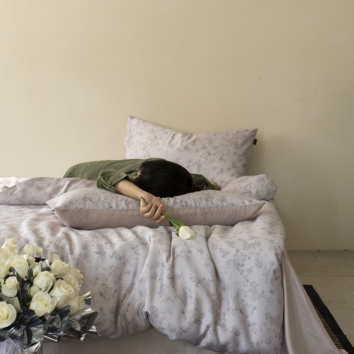 91家纺网 家纺一手货源 找家纺 咏绒家纺工厂店 2025新款A类奥地利进口天丝轻奢花卉款四件套系列 星芙灰-风格一