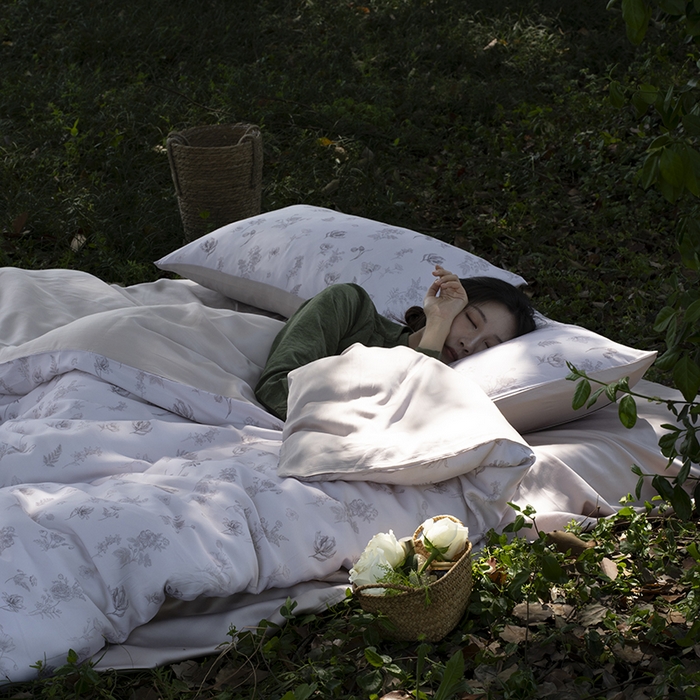 91家纺网 家纺一手货源 找家纺 咏绒家纺工厂店 2025新款A类奥地利进口天丝轻奢花卉款四件套系列 知晓玉-风格一