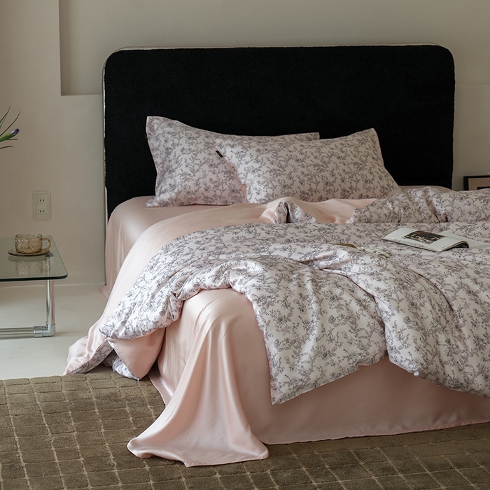 91家纺网 家纺一手货源 找家纺 咏绒家纺工厂店 2025新款A类奥地利进口天丝轻奢花卉款四件套系列 春意浓粉-风格二