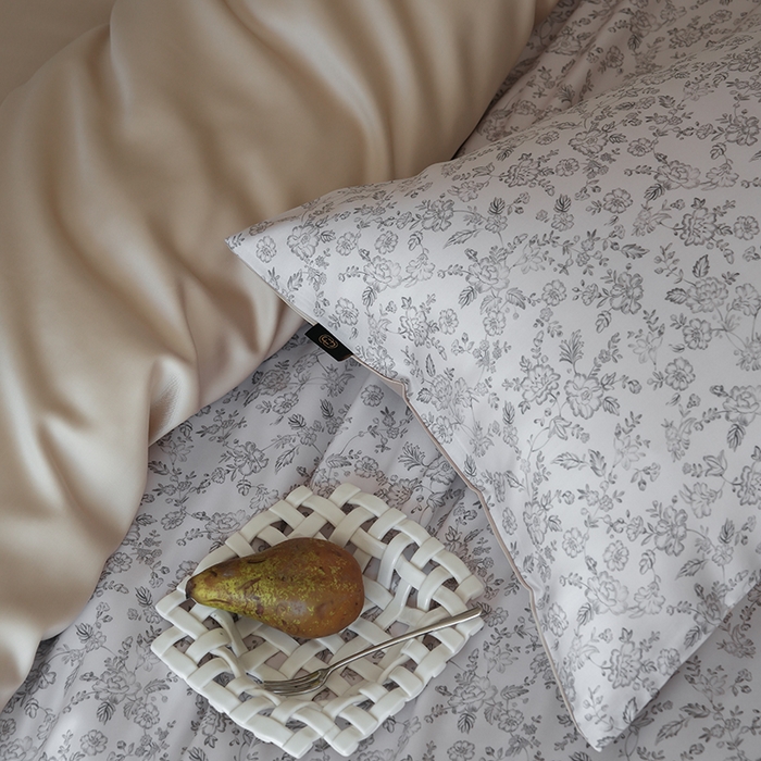 91家纺网 家纺一手货源 找家纺 咏绒家纺工厂店 2025新款A类奥地利进口天丝轻奢花卉款四件套系列 花未央白-风格二